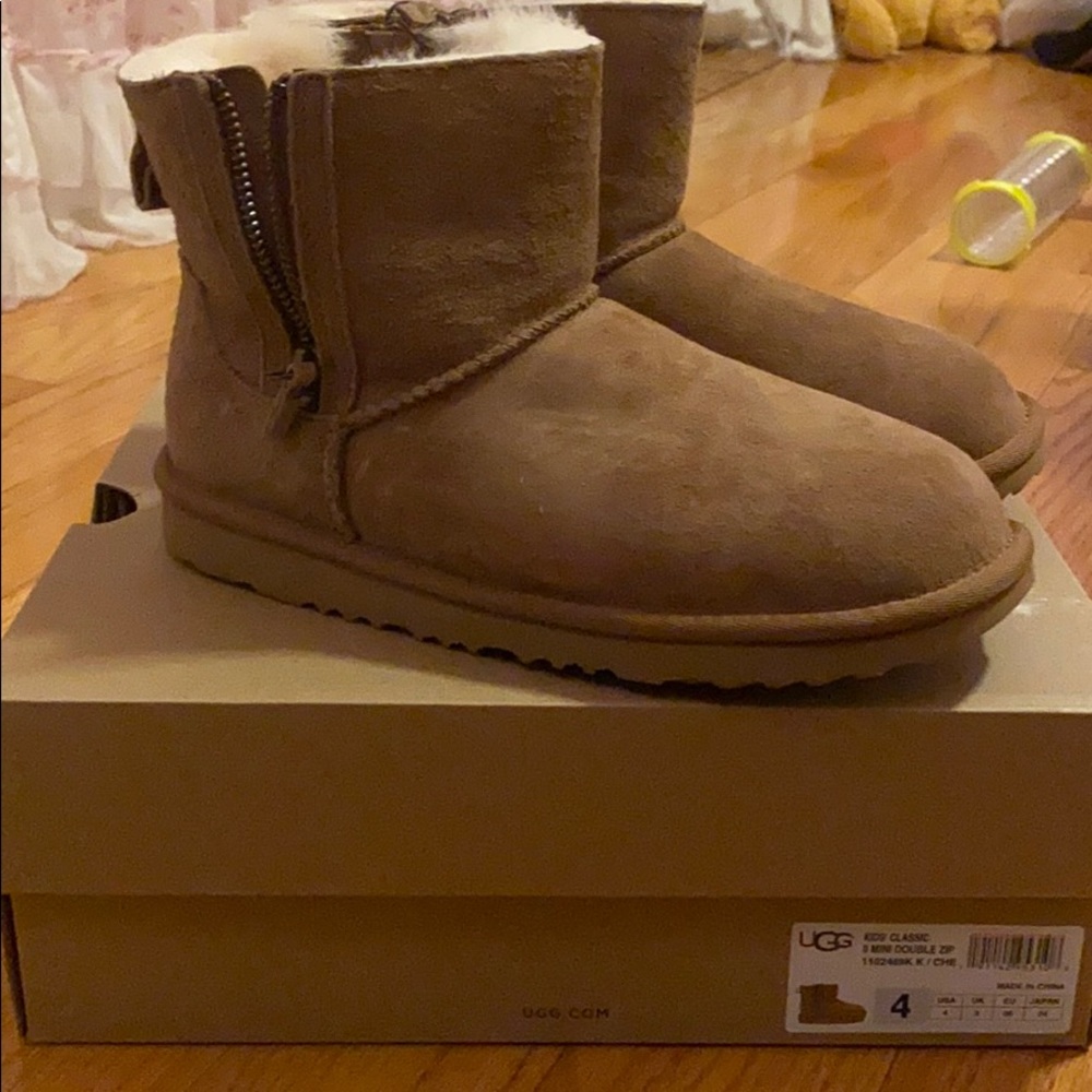 UGG girls shoes. Brand new!!